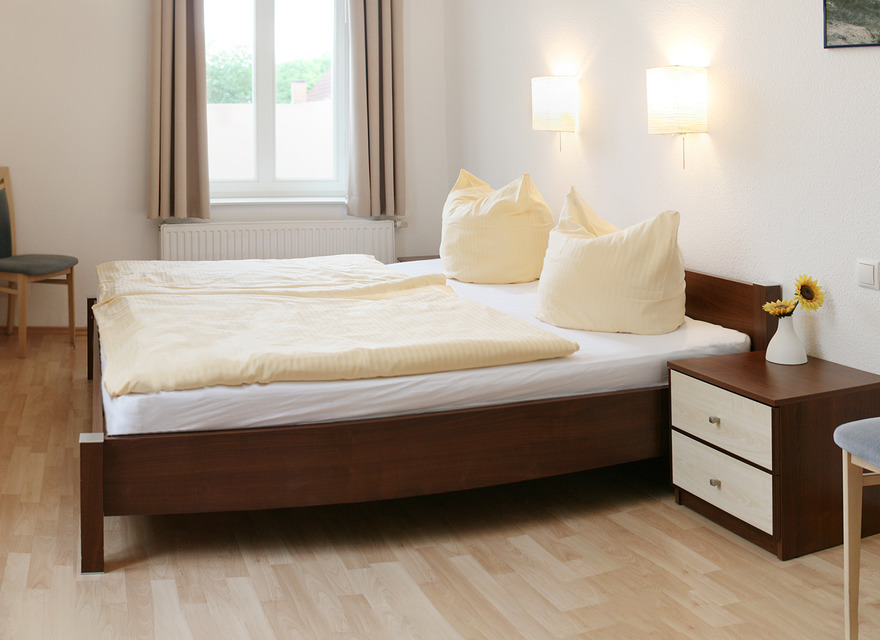 Schlafzimmer mit Doppelbett