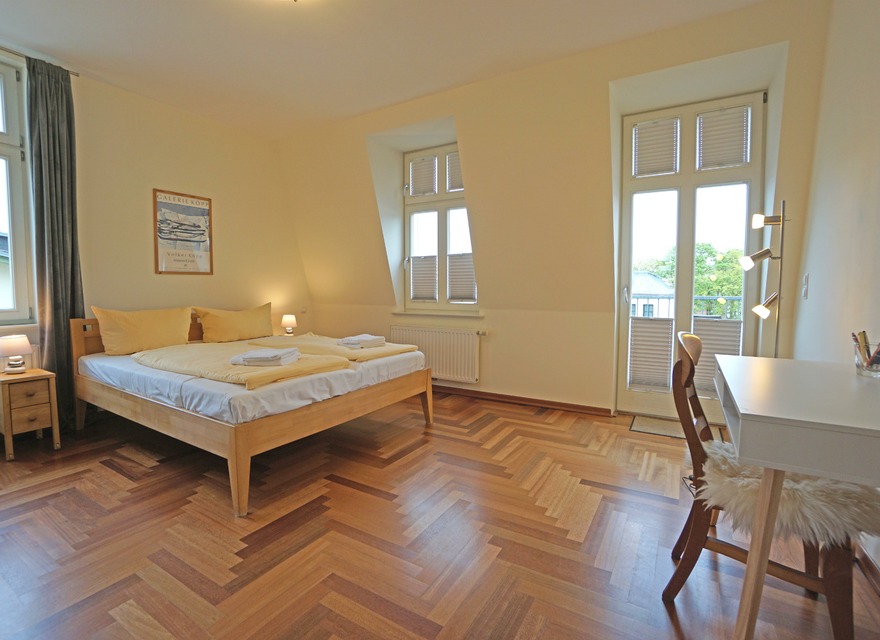 großes Schlafzimmer mit Doppel