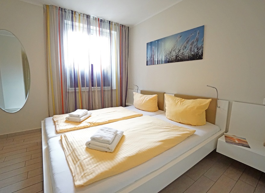 Schlafzimmer mit Doppelbett