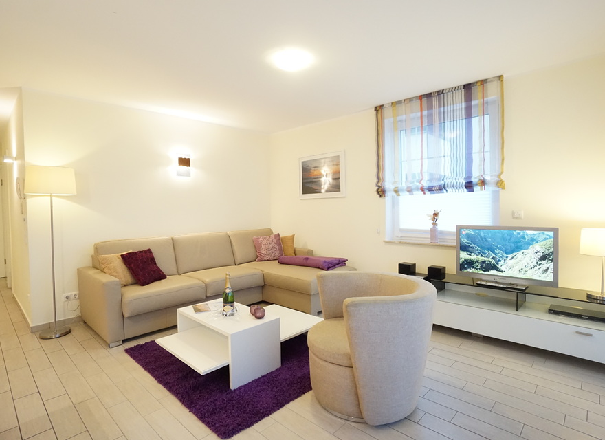 Wohnzimmer mit Schafcouch