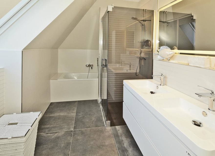 Bad OG mit Dusche + Wanne