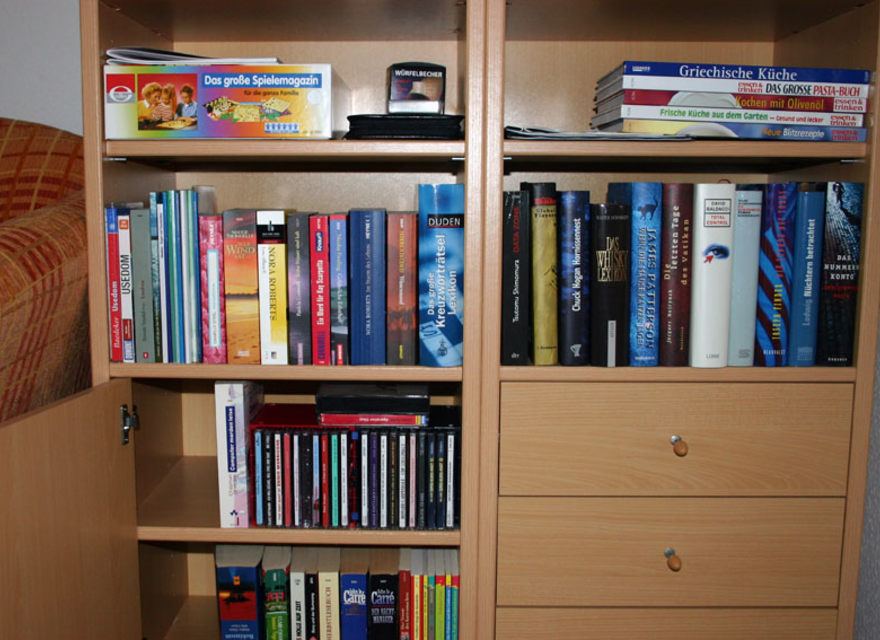 Über 70 Bücher + Spiele vorh.