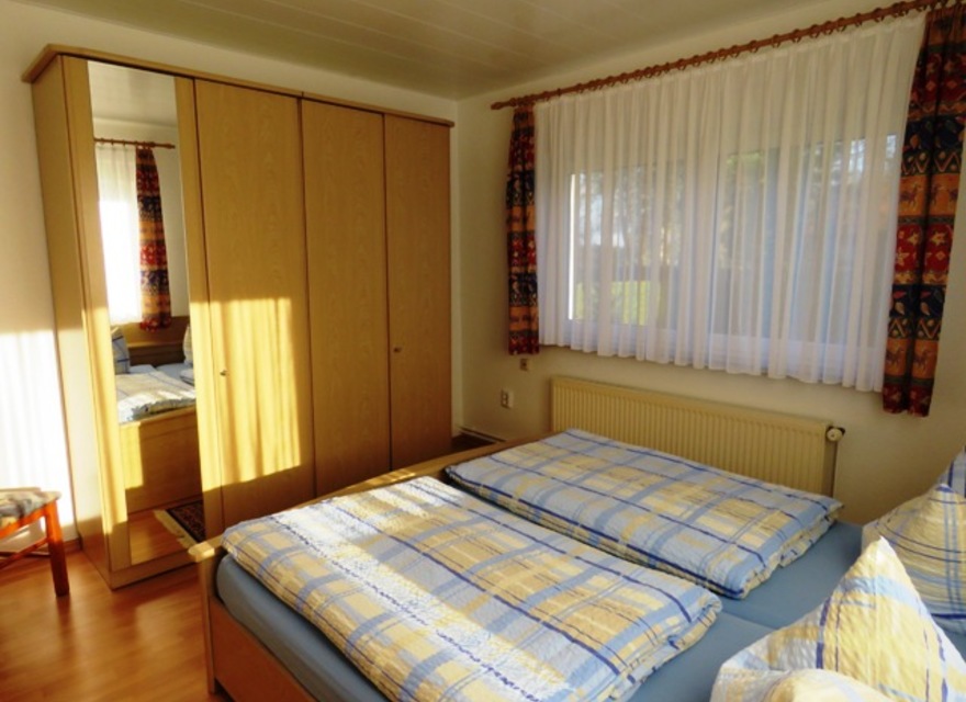Schlafzimmer mit 2 Betten