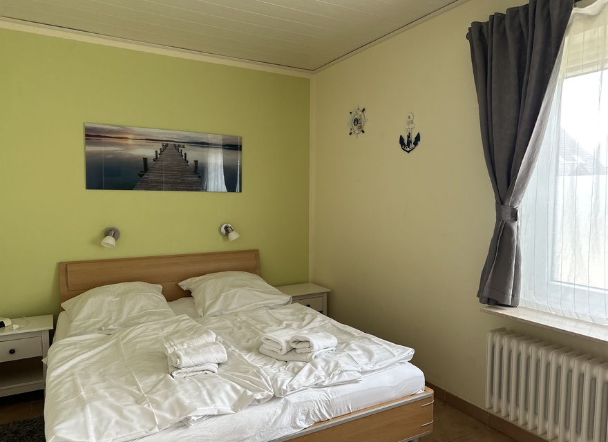 Schlafzimmer mit Doppelbett