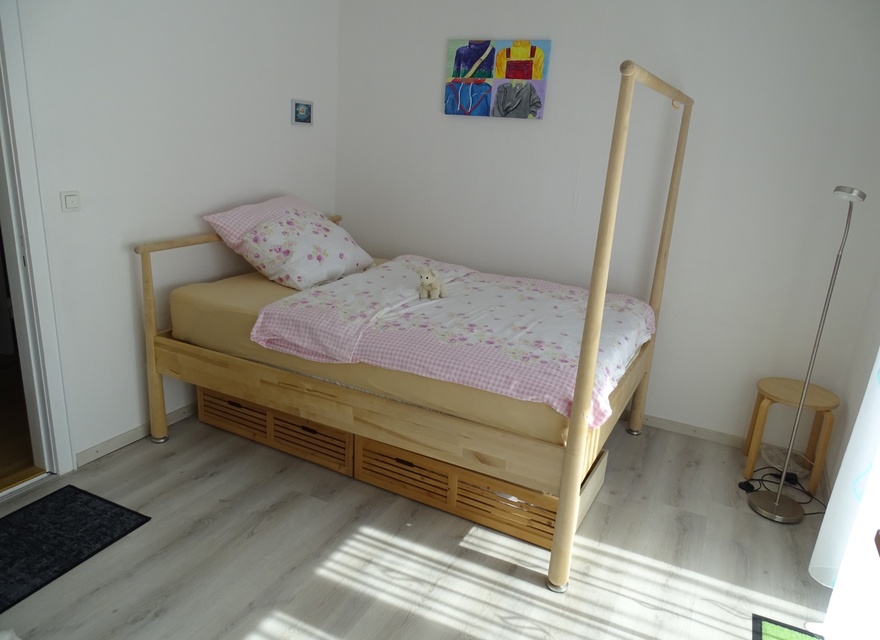 Kinderzimmer Bett (140x200)