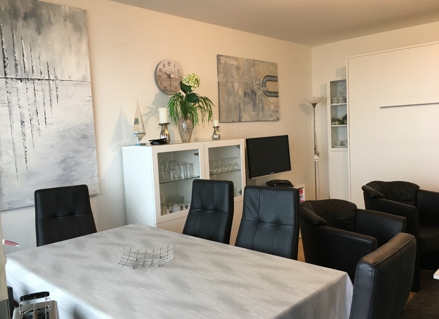 Wohnzimmer mit Schrankbett