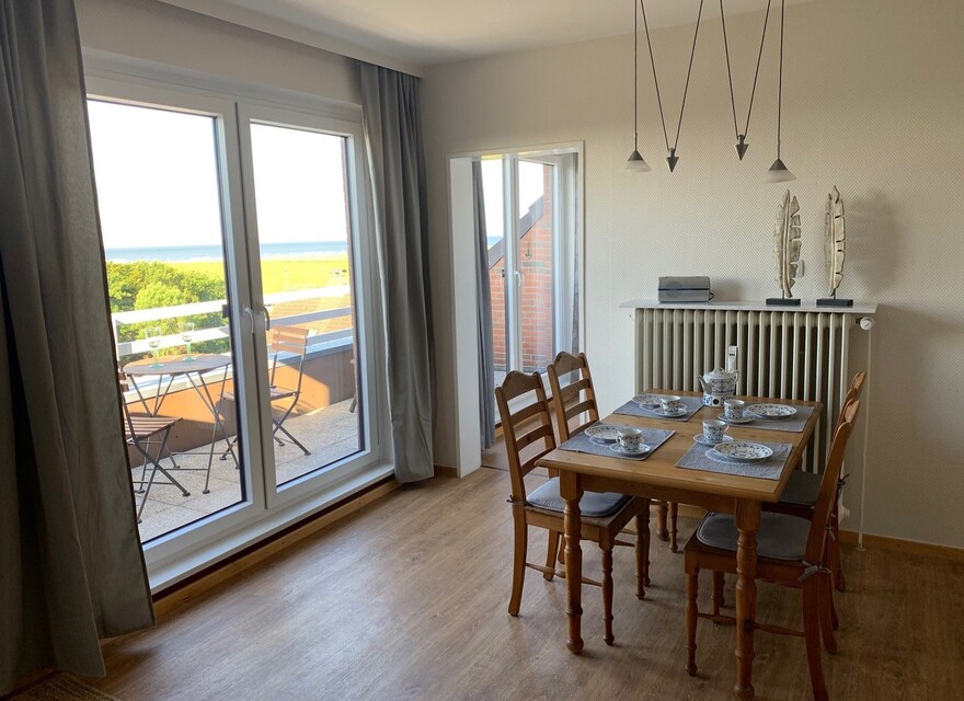 Wohnzimmer mit Esstisch