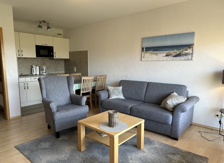 Wohnzimmer mit offener Küche