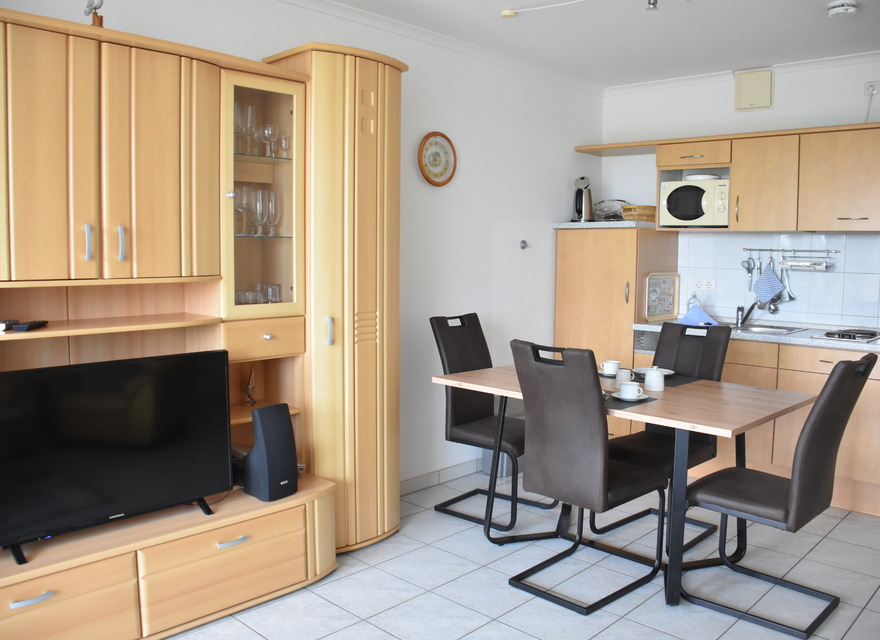 Wohnzimmer mit offener Küche