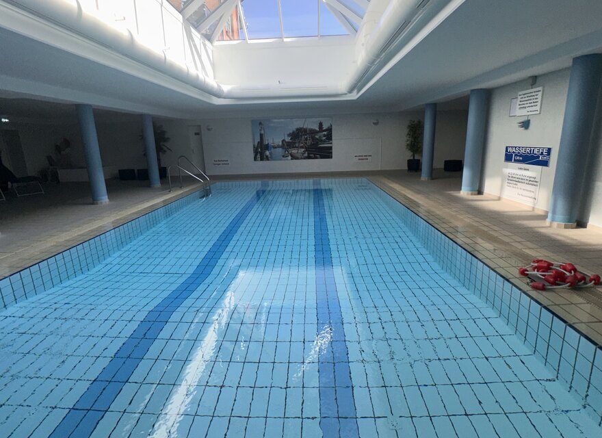 Schwimmbad mit Glaskoppel