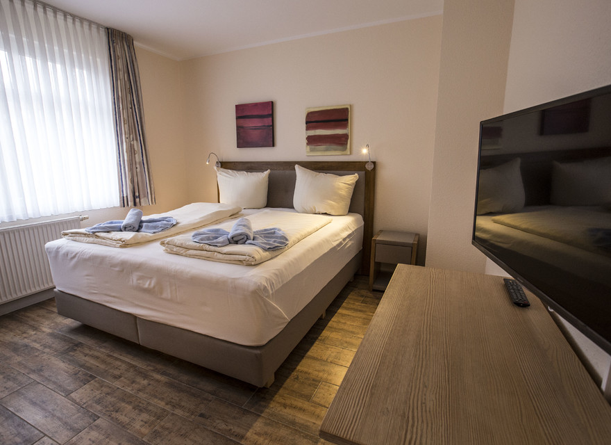 Schlafzimmer mit Doppelbett