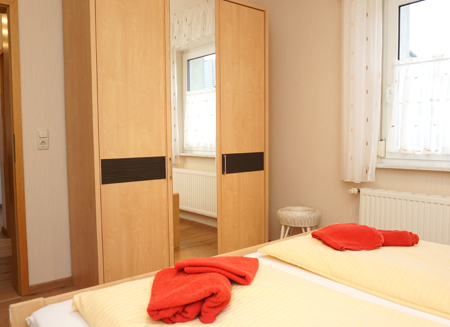 Schlafzimmer mit Doppelbett