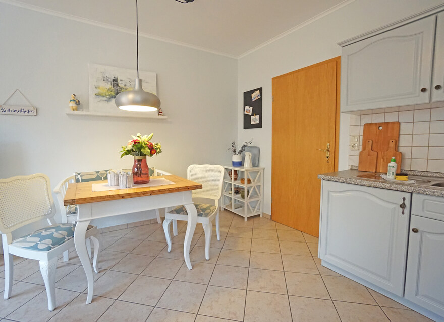 Esstisch mit Blick zur Küche