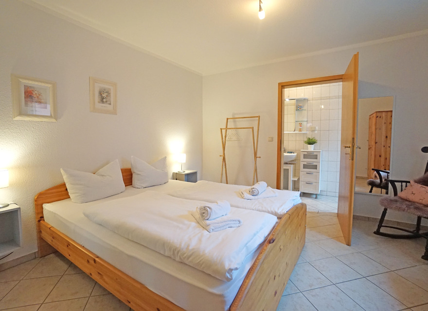 Schlafzimmer mit Doppelbett