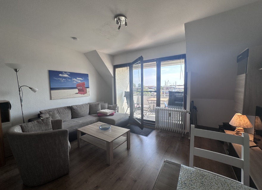 Wohnzimmer Blick zum Balkon