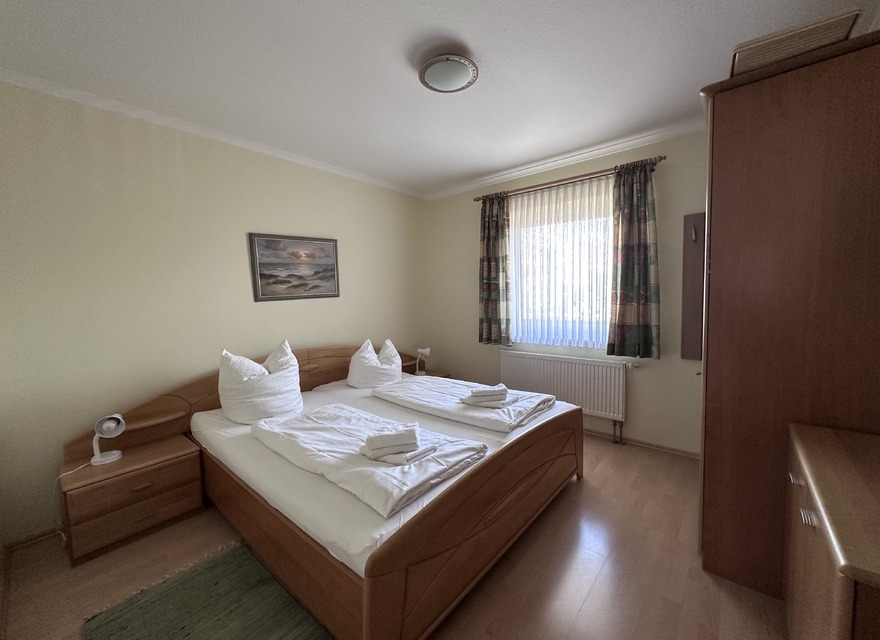 Schlafzimmer mit Doppelbett