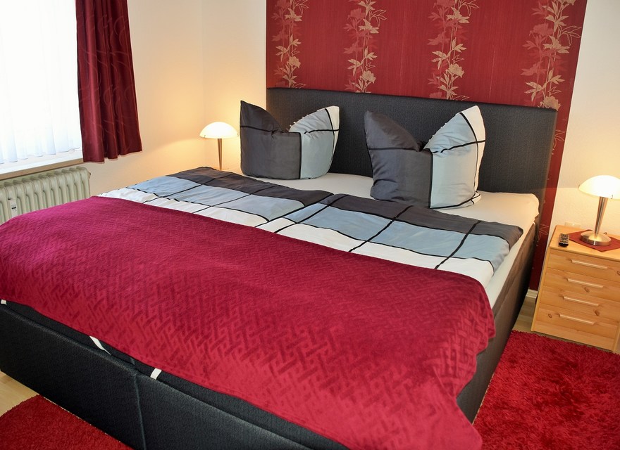 Schlafzimmer mit Doppelbett