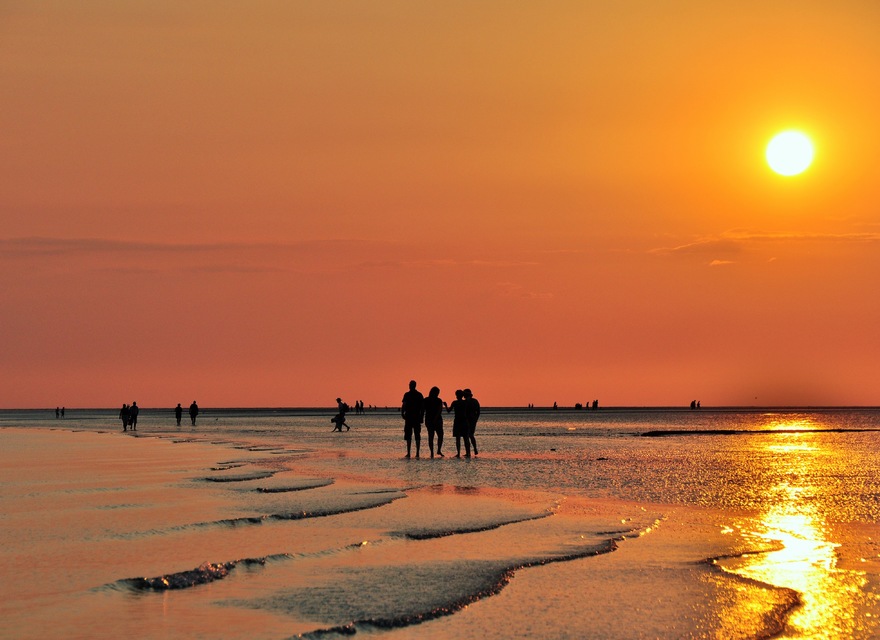 Watt wandern ins Abendrot