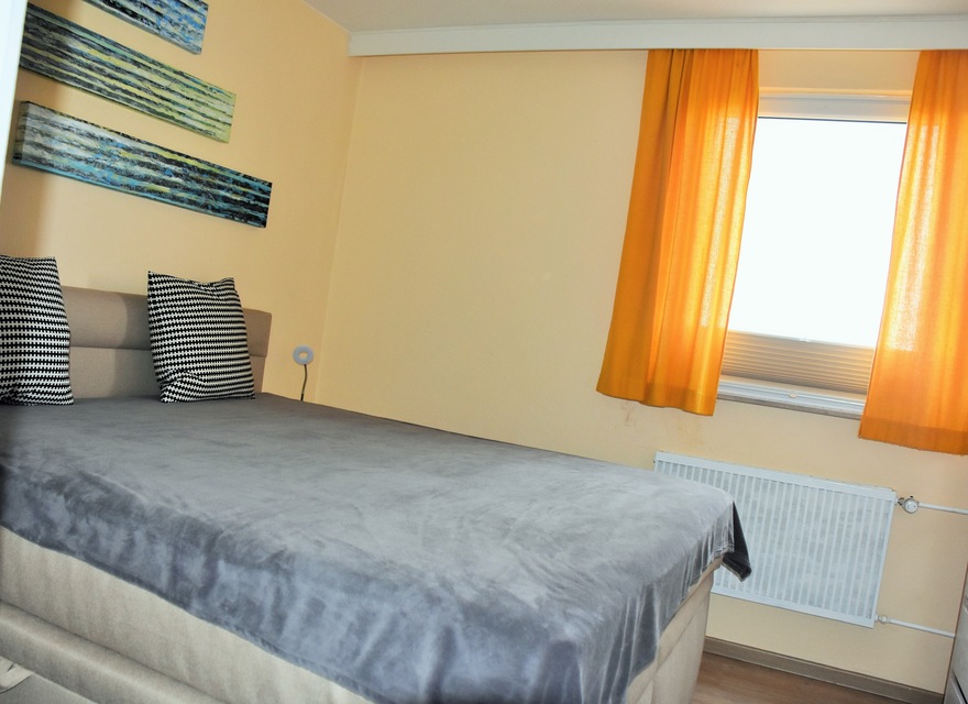 Schlafzimmer mt großem Bett