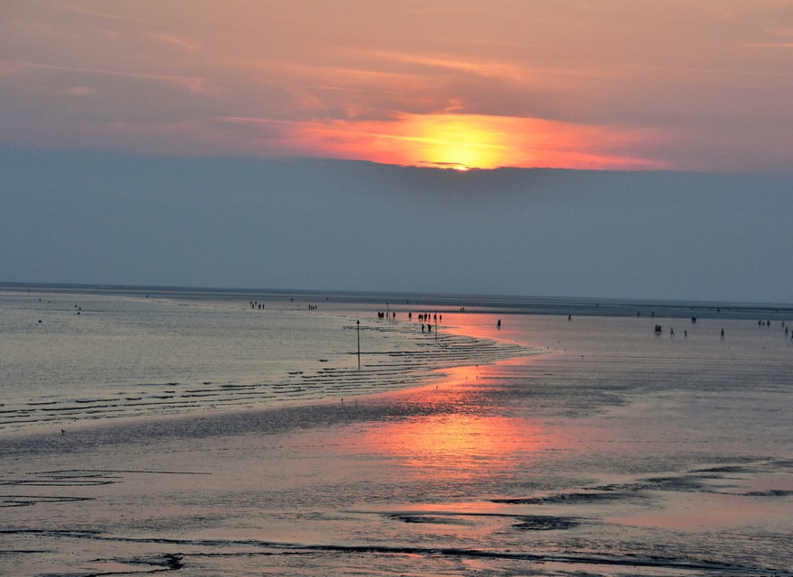 Watt wandern ins Abendrot