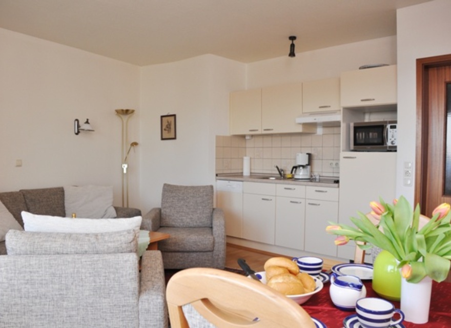 Wohnzimmer mit offener Küche