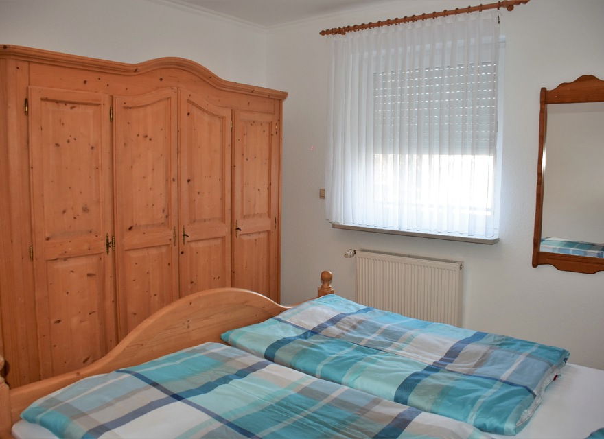 Bildergalerie: Ferienwohnung 1.4 - Schlafzimmer mit Kleiderschran