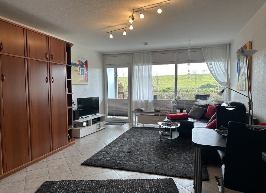 Wohnzimmer mit Schrankbett