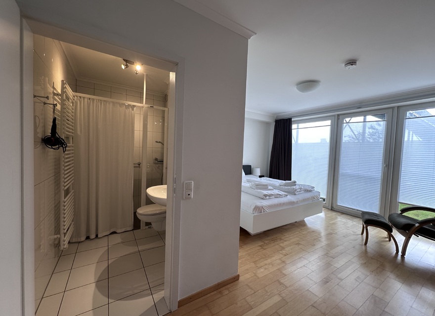 Schlafzimmer mit Duschbad