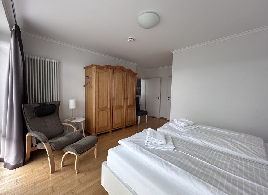 Schlafzimmer mit Doppelbett