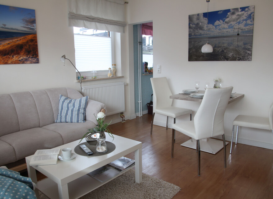 Wohnzimmer mit Esstisch