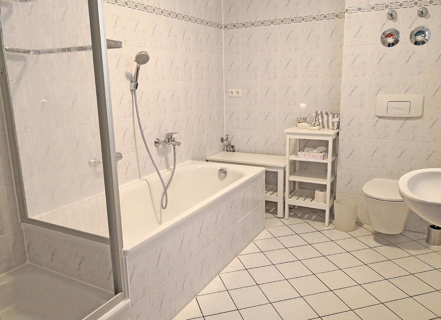 Bad mit Dusche und Badewanne