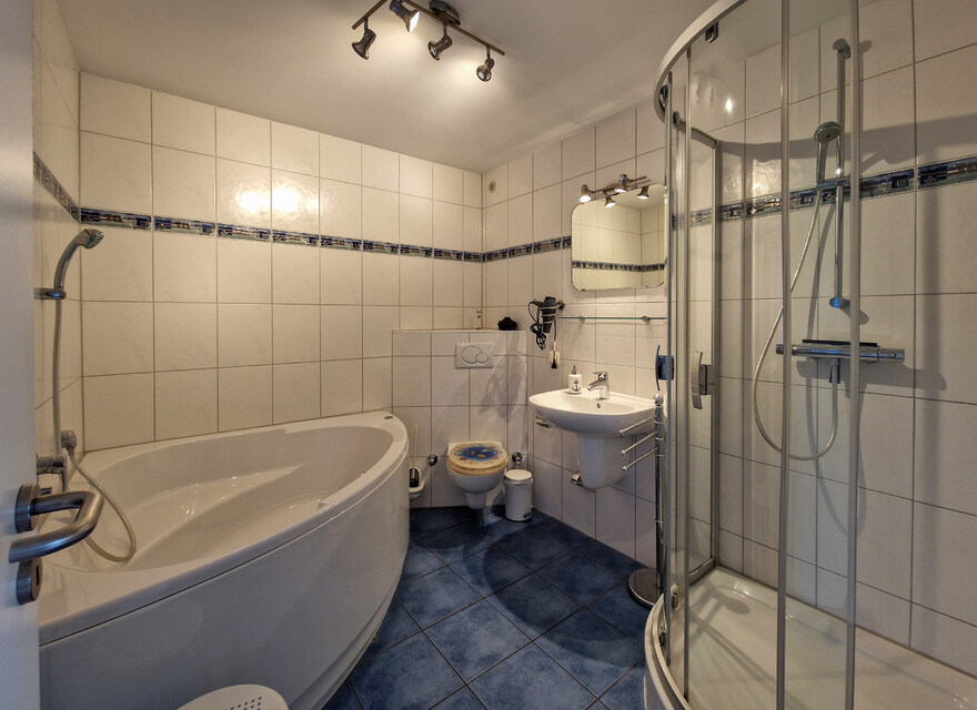 WG 2 - Bad mit Wanne + Dusche