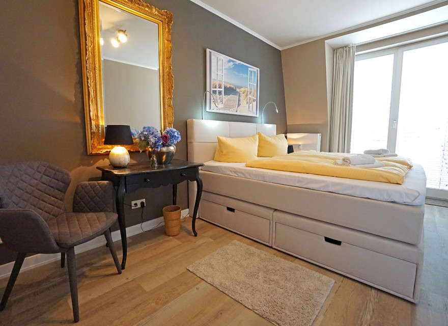 Schlafzimmer mit Boxspringbett