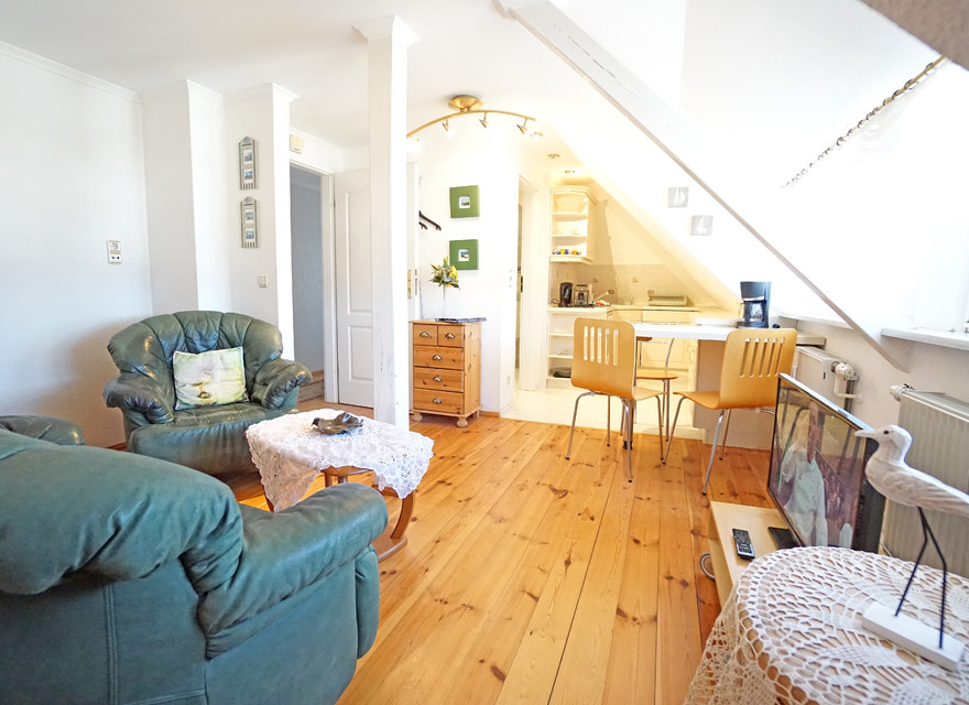 Wohnzimmer mit offener Küche