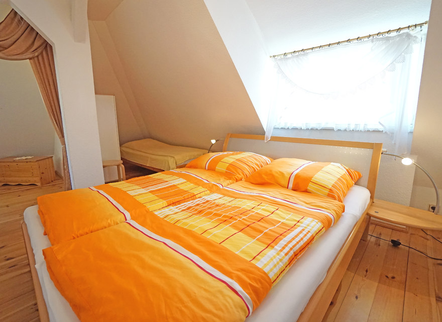 Schlafzimmer mit Doppelbett
