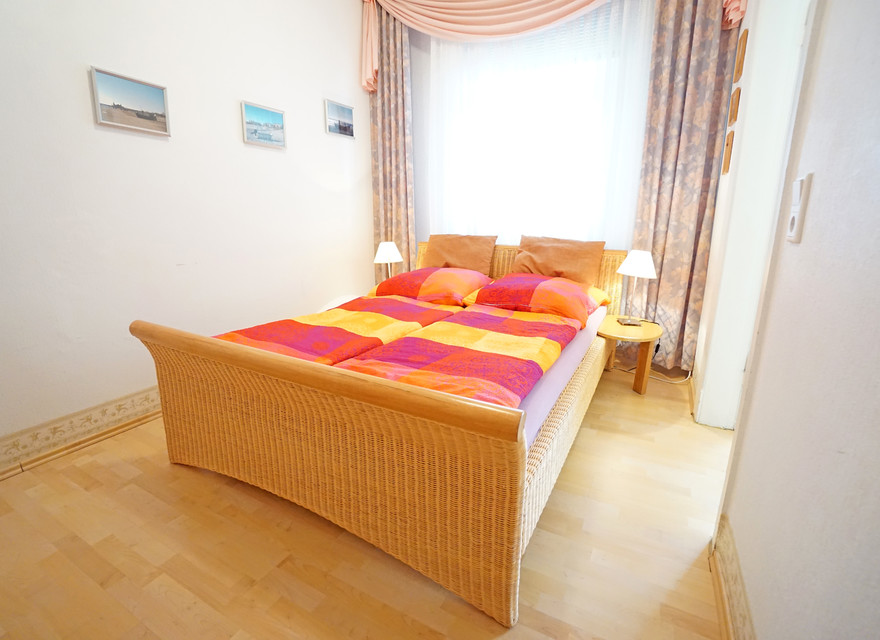 Schlafzimmer mit Doppelbett