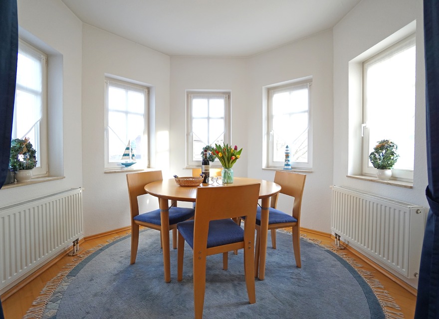 Esstisch im Wohnzimmer