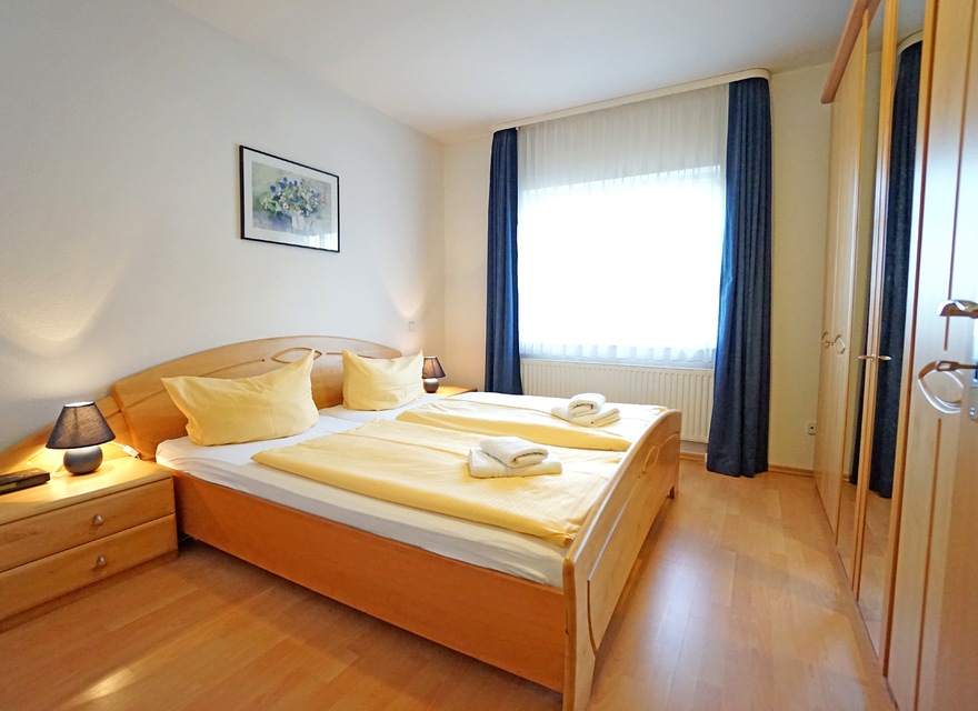 Schlafzimmer mit Doppelbett