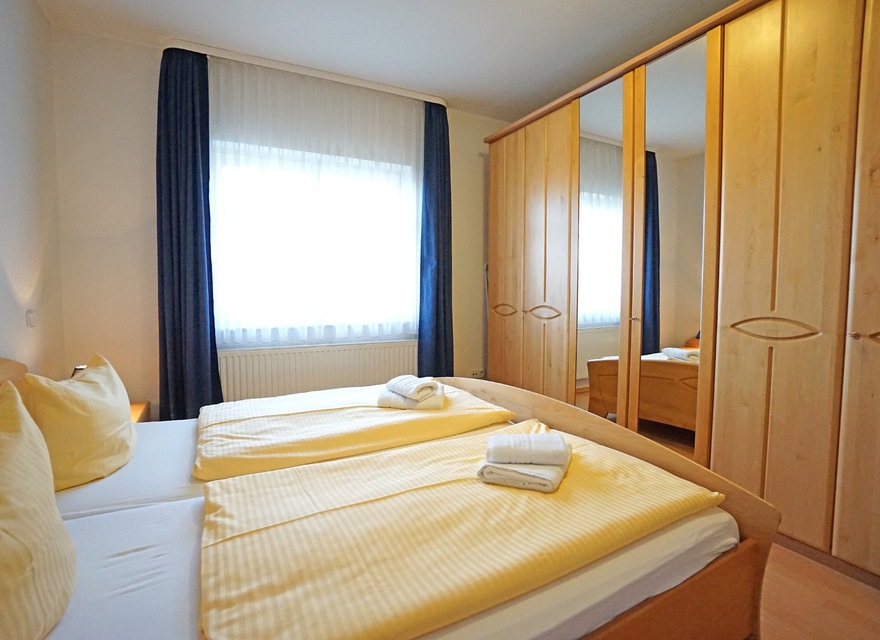 Schlafzimmer mit Doppelbett