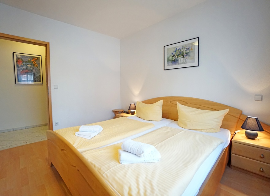 Schlafzimmer mit Doppelbett