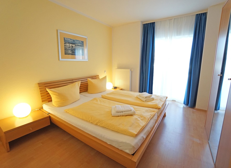 Schlafzimmer mit Doppelbett