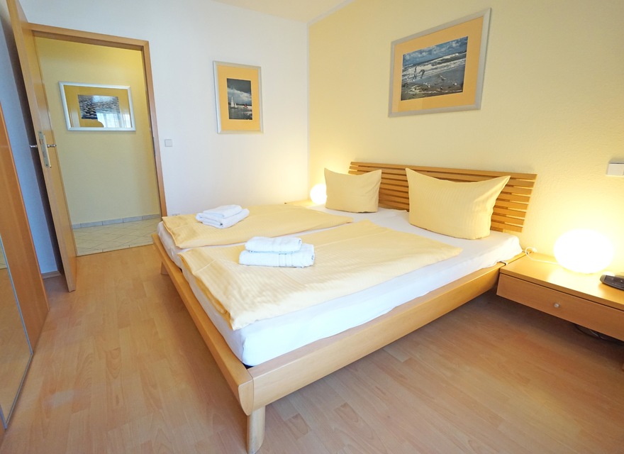 Schlafzimmer mit Doppelbett