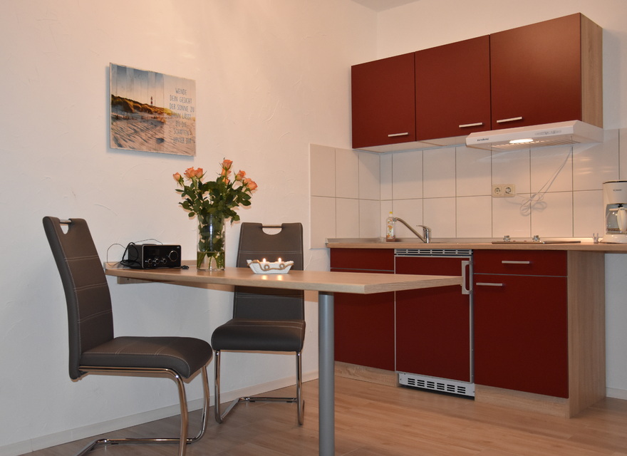 Küchenzeile mit Esstisch