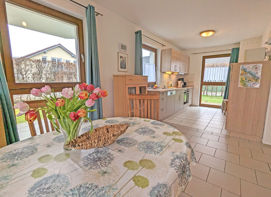 Esstisch mit Blick zur Küche