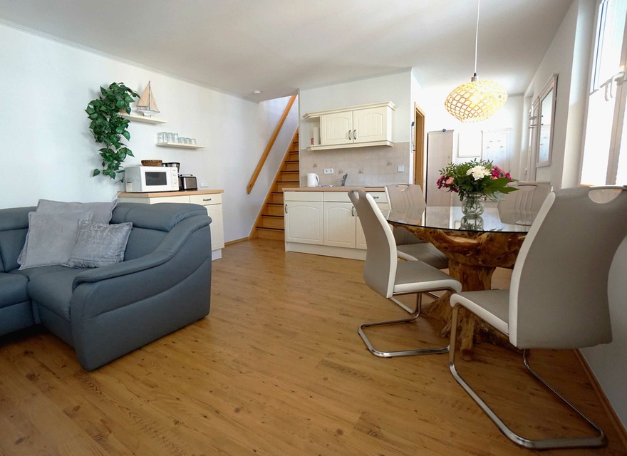 Esstisch ( Blick zur Küche )