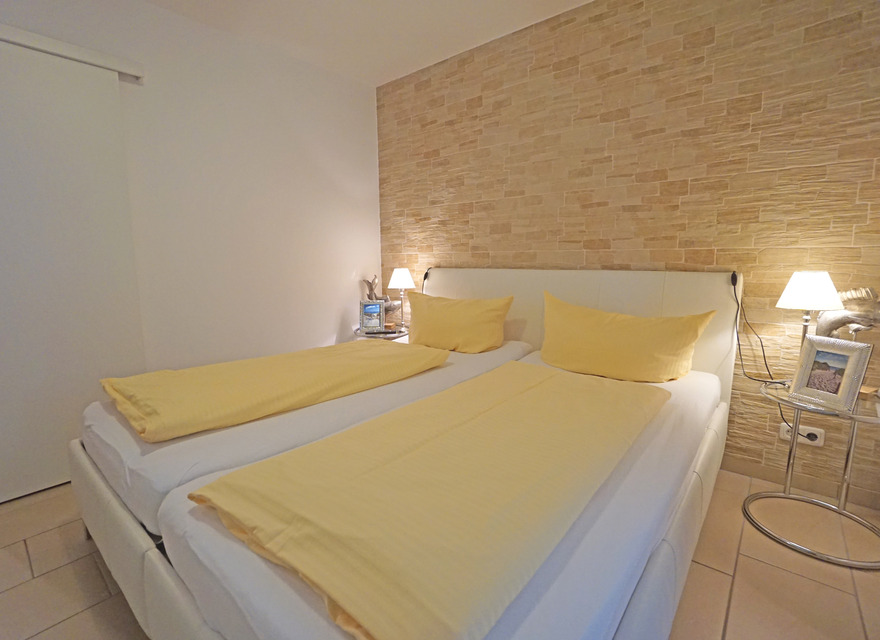 Schlafzimmer mit Doppelbett