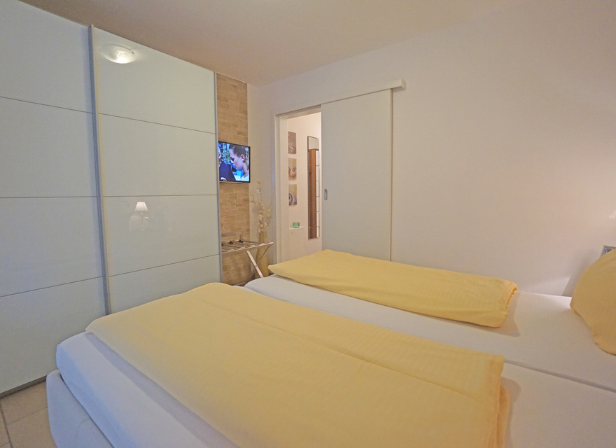 Schlafzimmer mit Doppelbett