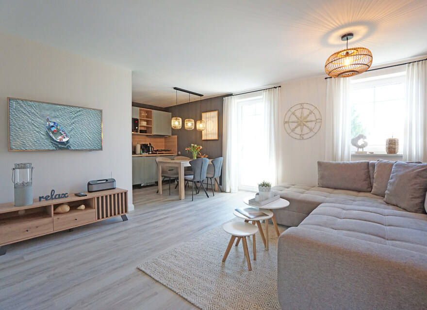 Wohnzimmer mit offener Küche