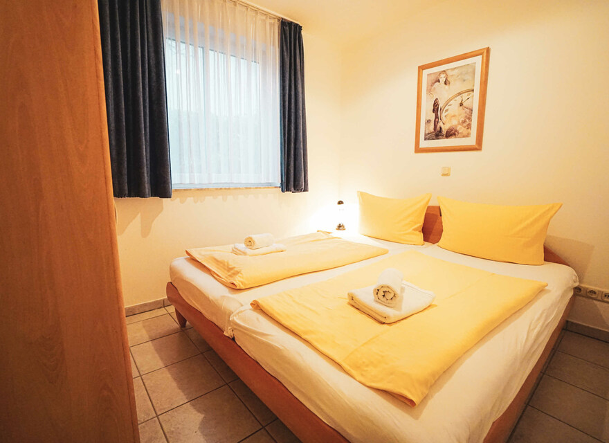 Schlafzimmer mit Doppelbett