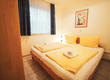 Schlafzimmer mit Doppelbett